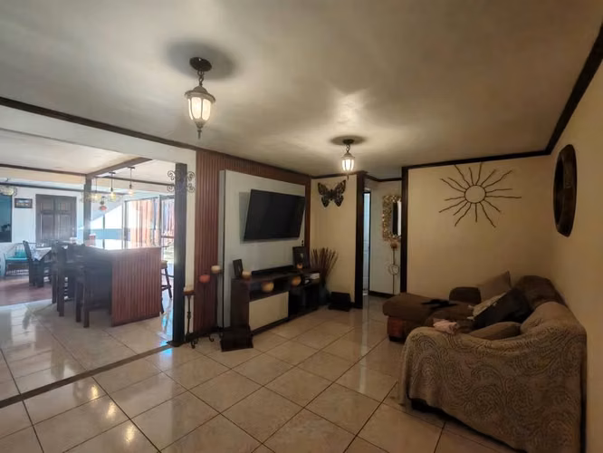 *VENTA DE CASA EN DESAMPARADOS DE ALAJUELA FÁCIL ACSESO AL CENTRO DE HEREDIA Y ALAJUELA*