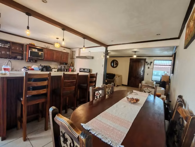 *VENTA DE CASA EN DESAMPARADOS DE ALAJUELA FÁCIL ACSESO AL CENTRO DE HEREDIA Y ALAJUELA*