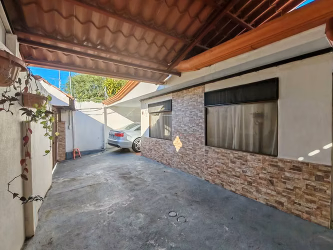 *VENTA DE CASA EN DESAMPARADOS DE ALAJUELA FÁCIL ACSESO AL CENTRO DE HEREDIA Y ALAJUELA*
