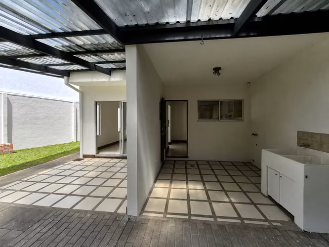 Casa independiente con amplio jardín en Condominio - San Pablo Heredia