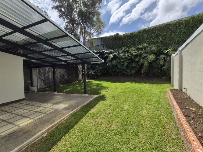Casa independiente con amplio jardín en Condominio - San Pablo Heredia