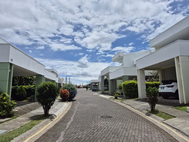 Casa independiente con amplio jardín en Condominio - San Pablo Heredia