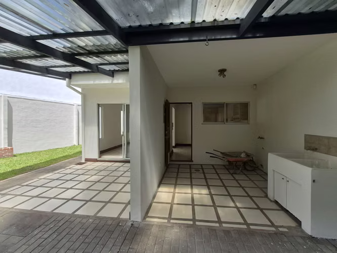 Casa independiente con amplio jardín en Condominio - San Pablo Heredia