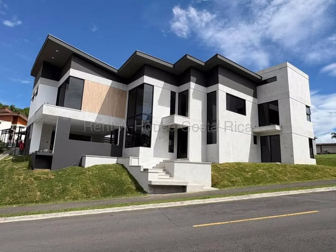 Venta de Casa para ESTRENAR en Ulloa-Heredia.