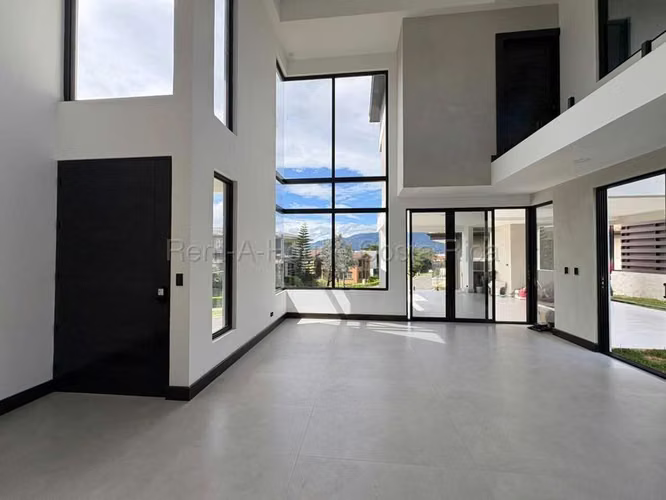 Venta de Casa para ESTRENAR en Ulloa-Heredia.