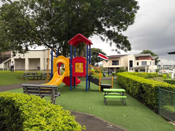 Venta de Casa para ESTRENAR en Ulloa-Heredia.