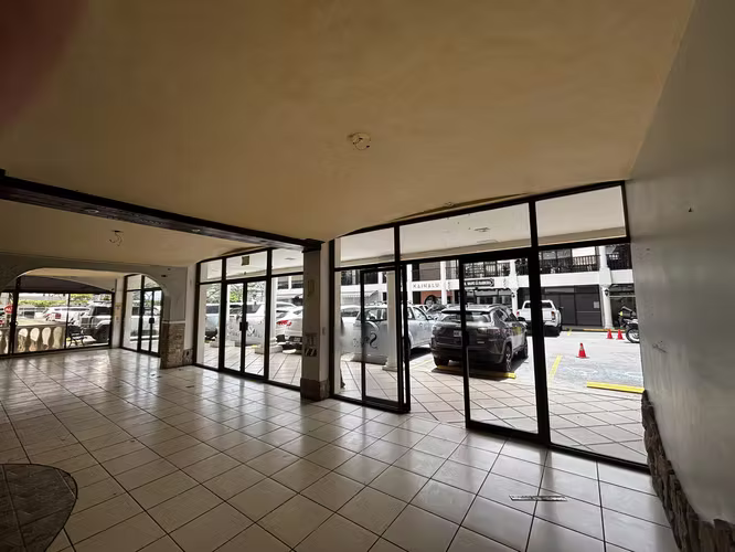 Local comercial 140m2 + 20m2 de terraza San Rafael de Escazú parqueo seguridad - Imagen 13