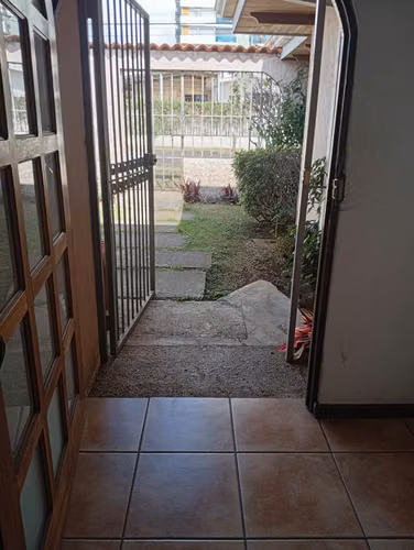 Sabana Sur  Se vende Casa esquinera de un piso. zona tranquila y segura