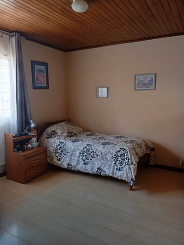 Sabana Sur  Se vende Casa esquinera de un piso. zona tranquila y segura