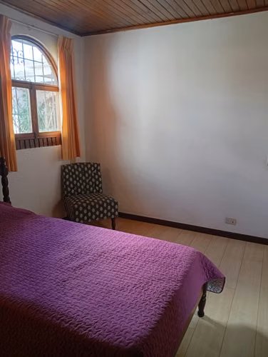 Sabana Sur  Se vende Casa esquinera de un piso. zona tranquila y segura