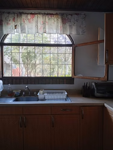 Sabana Sur  Se vende Casa esquinera de un piso. zona tranquila y segura