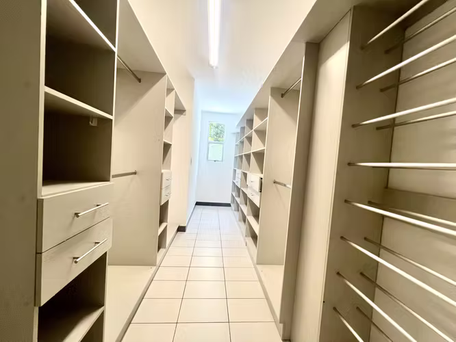 Casa contemporánea de 369 m² en exclusivo residencial familiar en Santa Ana