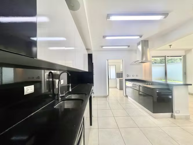 Casa contemporánea de 369 m² en exclusivo residencial familiar en Santa Ana