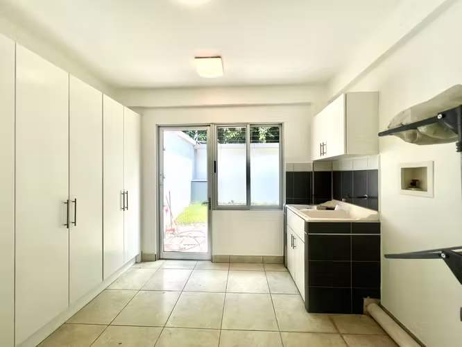 Casa contemporánea de 369 m² en exclusivo residencial familiar en Santa Ana