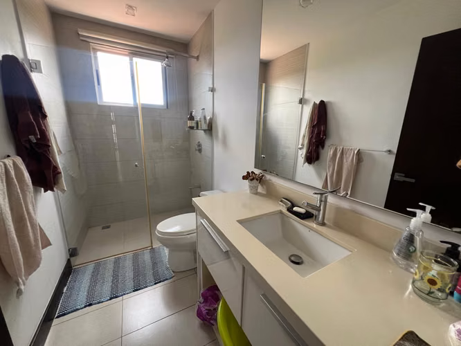 Casa moderna de 4 habitaciones con línea blanca, jardín y hermosa vista – Por la Paco