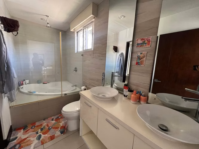 Casa moderna de 4 habitaciones con línea blanca, jardín y hermosa vista – Por la Paco