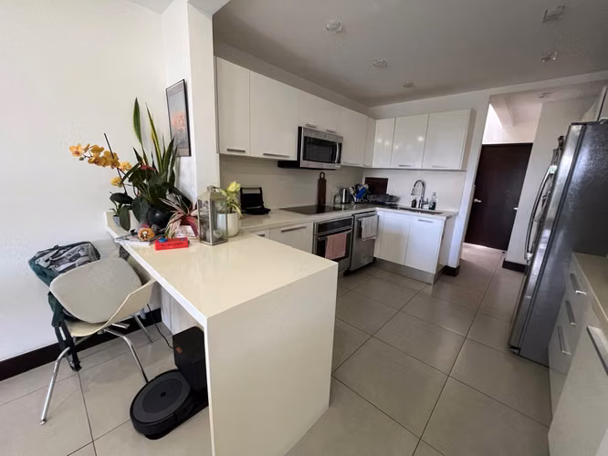 Casa moderna de 4 habitaciones con línea blanca, jardín y hermosa vista – Por la Paco