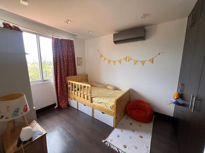 Casa moderna de 4 habitaciones con línea blanca, jardín y hermosa vista – Por la Paco