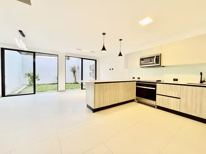 Alquiler casa de 3 habitaciones, jardín, amenidades de lujon