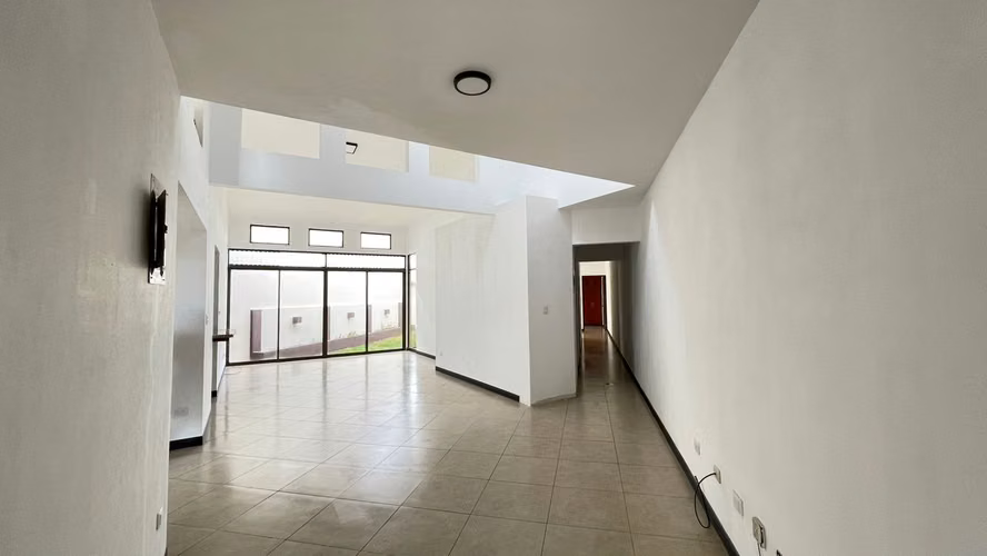 Grecia Centro. Residencial la Guaria. Hermosa Casa