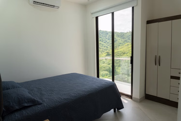 Casa Moderna con Vistas a la Montaña y al Mar- Coco Bay Estates