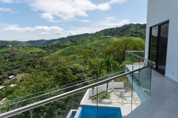 Casa Moderna con Vistas a la Montaña y al Mar- Coco Bay Estates