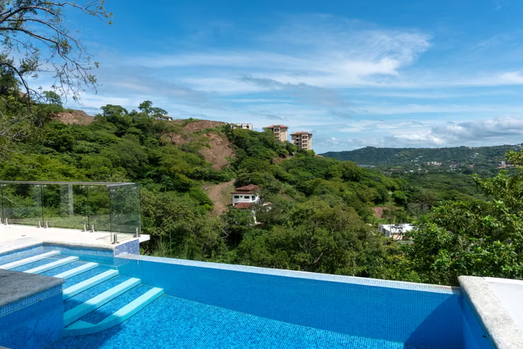 Casa Moderna con Vistas a la Montaña y al Mar- Coco Bay Estates