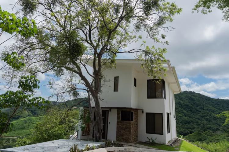 Casa Moderna con Vistas a la Montaña y al Mar- Coco Bay Estates