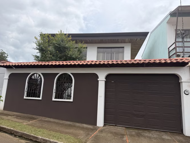 Vendo Casa en San Pablo, Heredia. Residencial Las Flores, muy amplia en construcción y zonas verdes