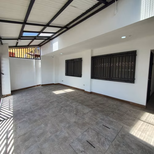 Apartamento con Servicios Incluidos  (SIN PARQUEO)