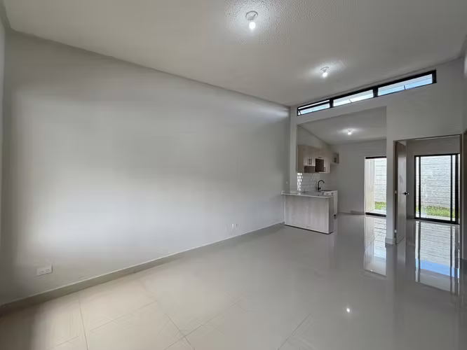 Casa NUEVA alquiler Heredia | Condominio | Patio - Imagen 2