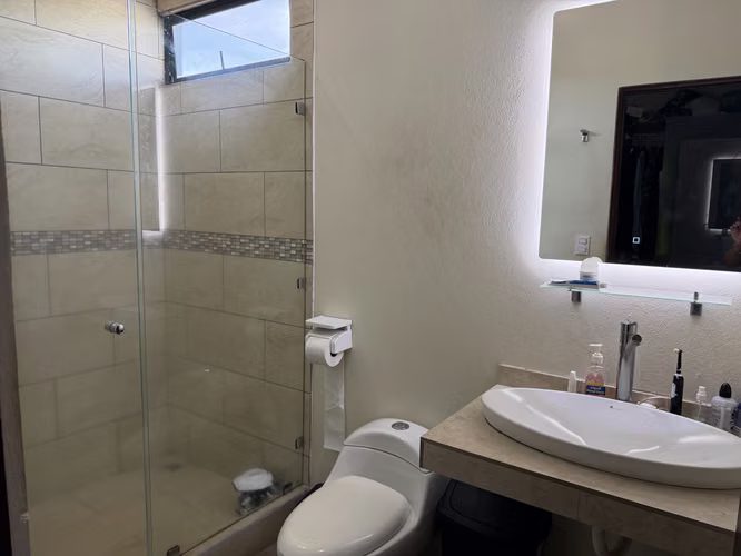 Vendo casa en Guácima, Alajuela, Condominio Villa del Rio, patio amplio, hermosos ventanales - Imagen 15
