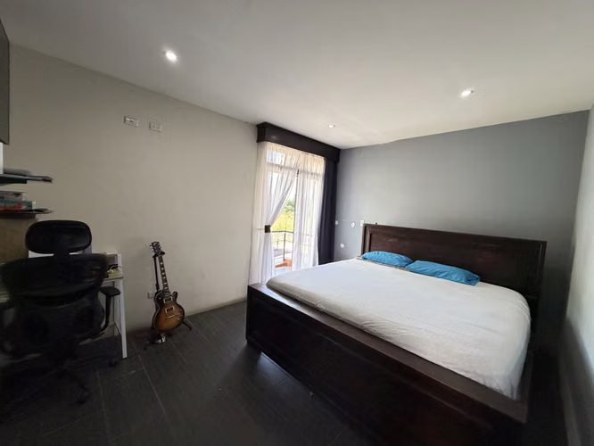 Vendo casa en Guácima, Alajuela, Condominio Villa del Rio, patio amplio, hermosos ventanales - Imagen 17