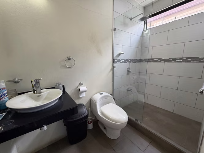 Vendo casa en Guácima, Alajuela, Condominio Villa del Rio, patio amplio, hermosos ventanales - Imagen 12
