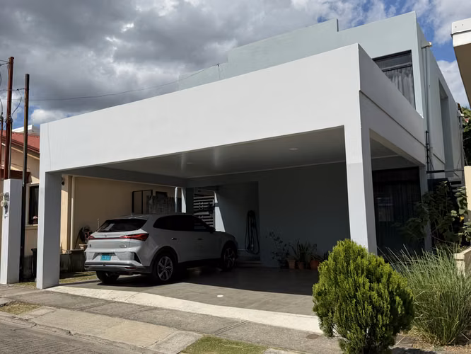 Vendo casa en Guácima, Alajuela, Condominio Villa del Rio, patio amplio, hermosos ventanales - Imagen 1