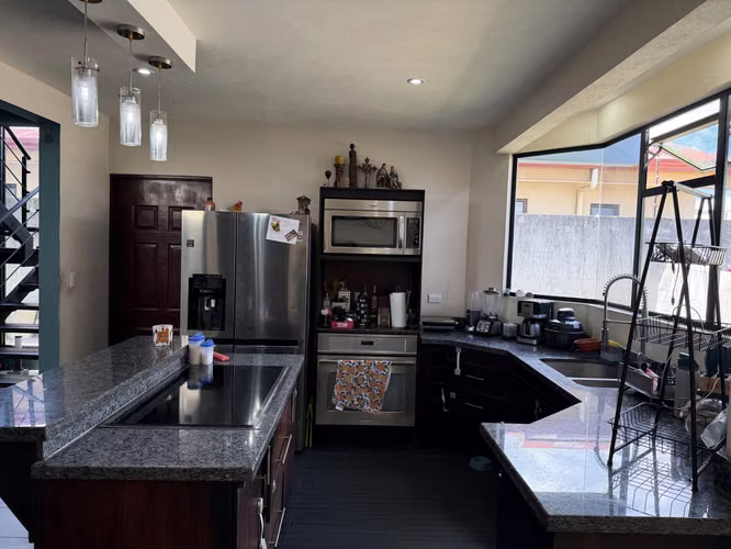Vendo casa en Guácima, Alajuela, Condominio Villa del Rio, patio amplio, hermosos ventanales - Imagen 8