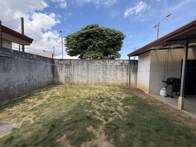 Vendo casa en Guácima, Alajuela, Condominio Villa del Rio, patio amplio, hermosos ventanales - Imagen 6
