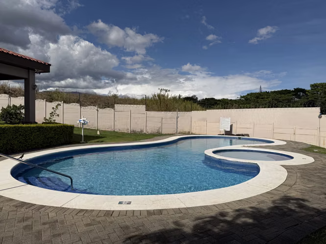 Vendo casa en Guácima, Alajuela, Condominio Villa del Rio, patio amplio, hermosos ventanales - Imagen 20
