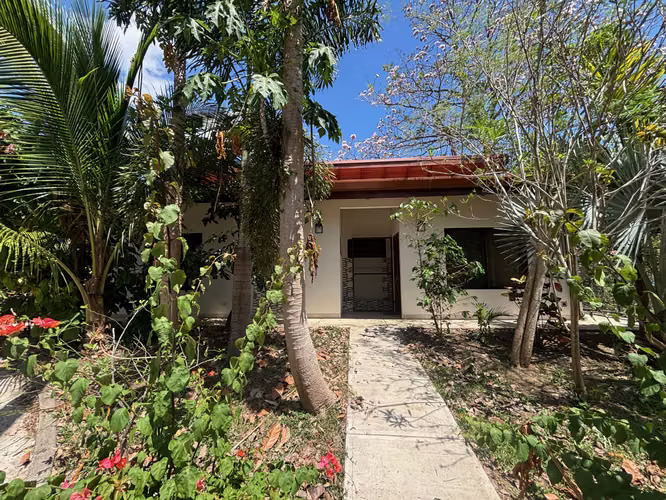 Casa bien terminada en pequeña comunidad privada de Atenas. - Imagen 2