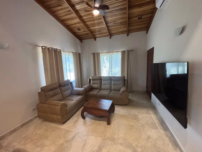 Casa bien terminada en pequeña comunidad privada de Atenas. - Imagen 9