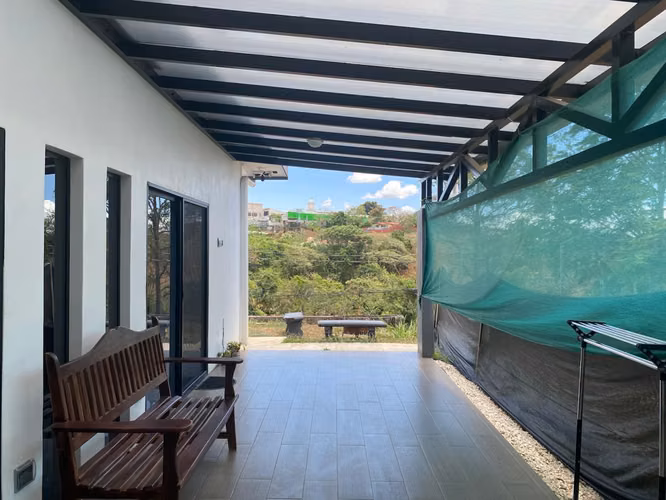 Vendo casa en San Pedro de Poas, de un piso, reciente construcción, con amplias zonas verdes