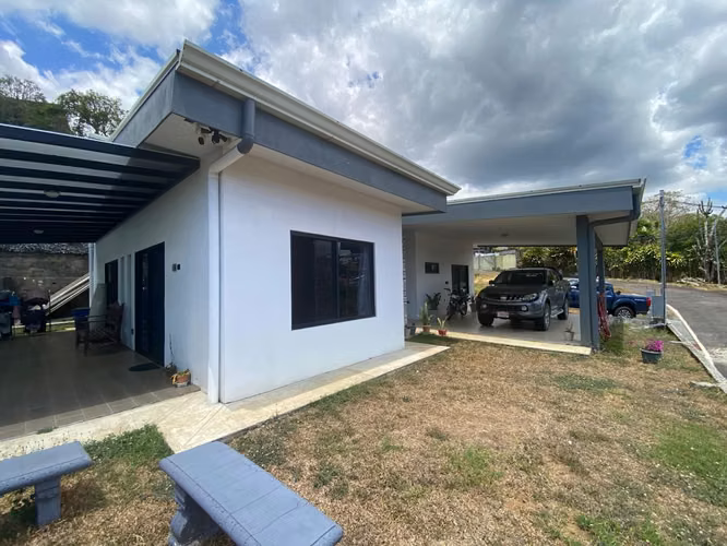 Vendo casa en San Pedro de Poas, de un piso, reciente construcción, con amplias zonas verdes