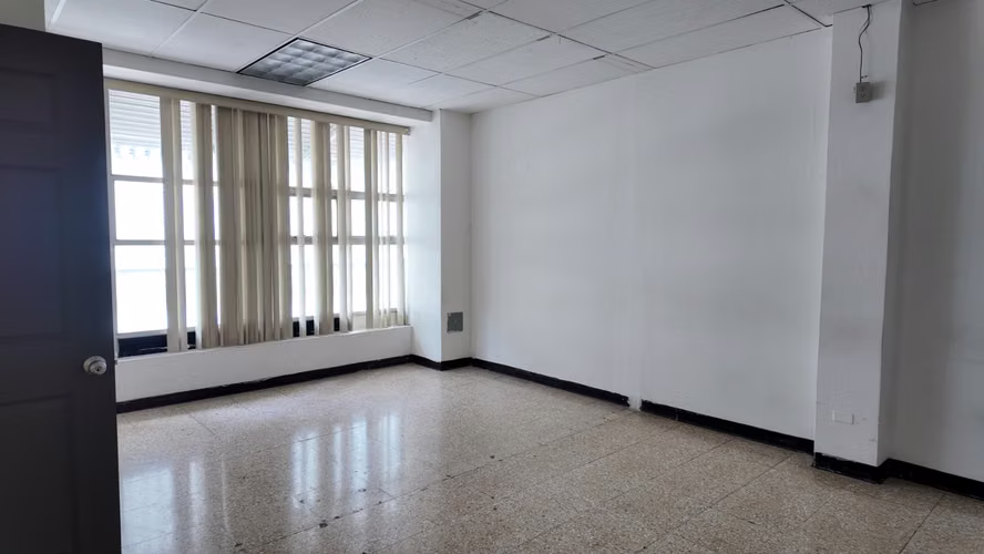 Alquiler Comercial a un costado de la Plaza de la Cultura en San José