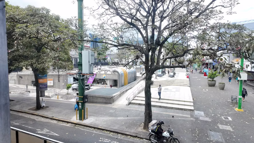 Alquiler Comercial a un costado de la Plaza de la Cultura en San José