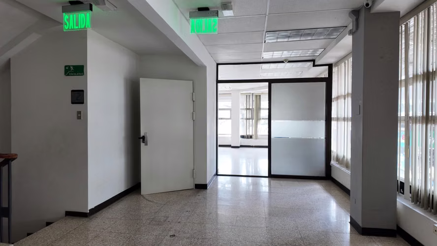 Alquiler Comercial a un costado de la Plaza de la Cultura en San José
