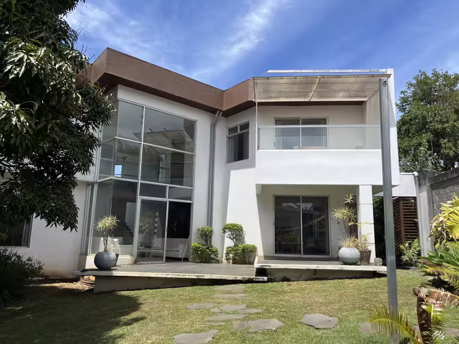 Casa en venta en Ángeles de San Rafael Heredia, elegante casa y amplias zonas verdes