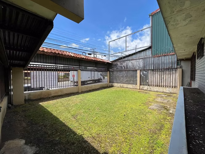 VENDO CASA EN CURRIDABAT. USO DE SUELO MIXTO