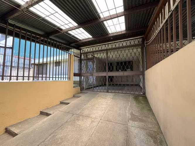 VENDO CASA EN CURRIDABAT. USO DE SUELO MIXTO