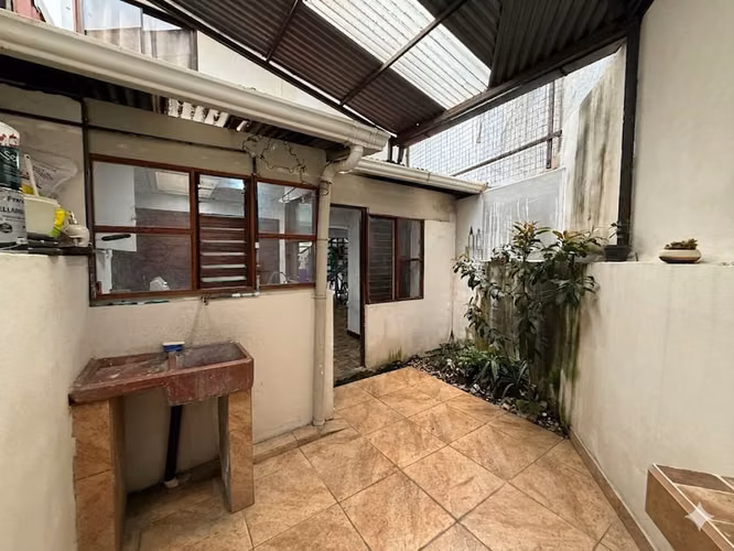 VENDO CASA EN SAN FCO DE DOS RÍOS.