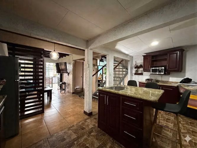 VENDO CASA EN SAN FCO DE DOS RÍOS.